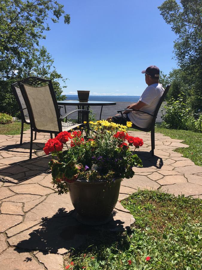 Chalet Chez Les Petit Grandes-Bergeronnes Exterior foto